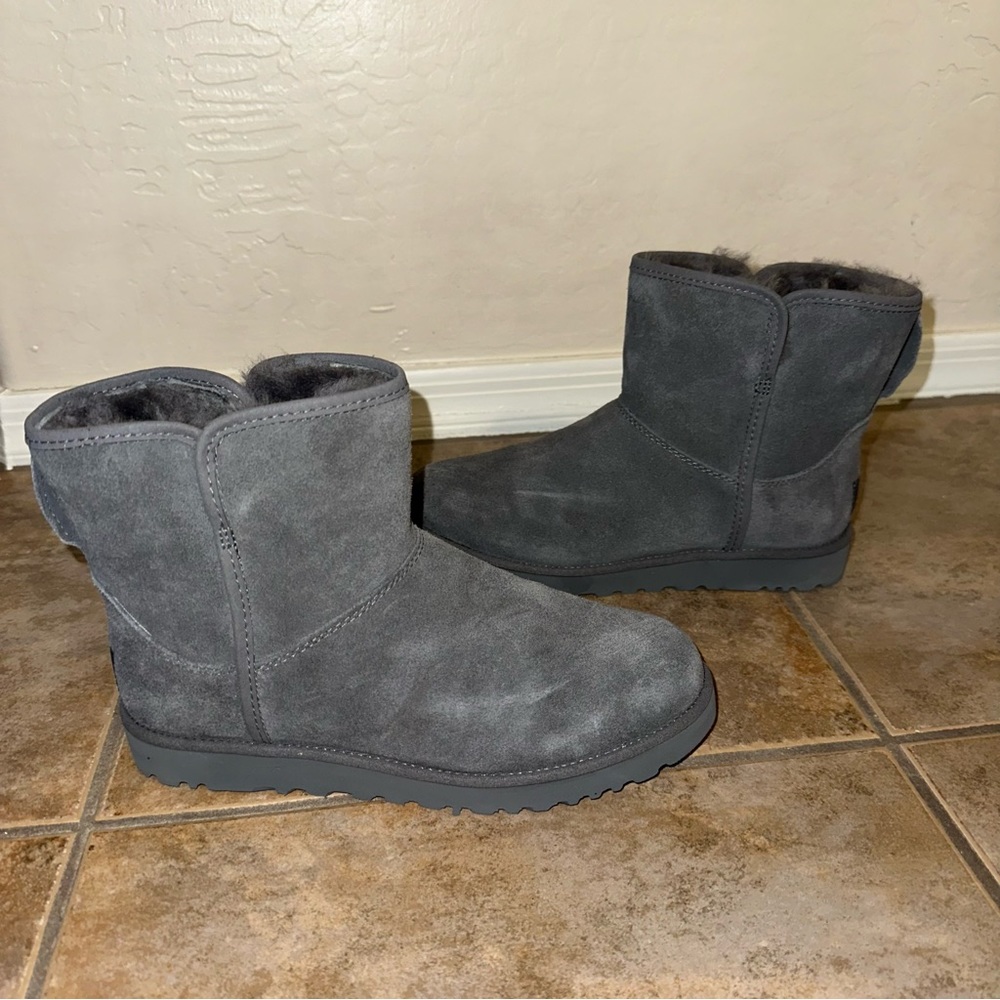 Ugg Classic Mini II Genuine Shearling Boot sz 6 Gray